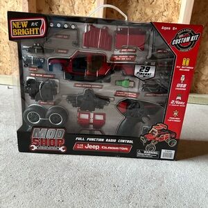 New Bright 1:18 scale Jeep Gladiator Mod Shop 29-piece remote control truck kit.